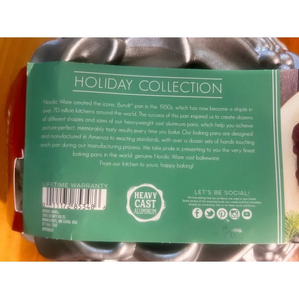 Nordic Ware Holiday Wreath Bundt Pan 9 Cup Capacity Nonstick Heavy Cast Aluminum